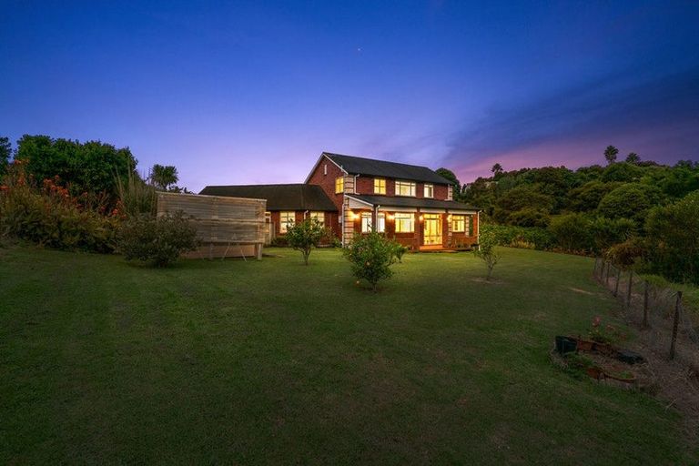 Photo of property in 16 Michael Bosher Way, Flat Bush, Auckland, 2019