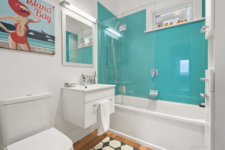 Photo of property in 206 The Esplanade, Island Bay, Wellington, 6023