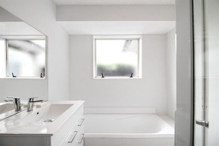 Photo of property in 2/200 Wainoni Road, Avondale, Christchurch, 8061