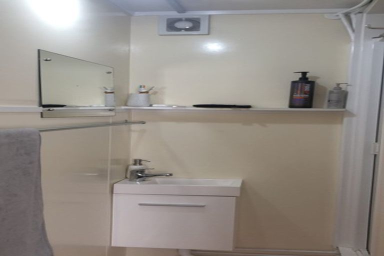 Photo of property in 21 Battle Place, Glenfield, Auckland, 0629