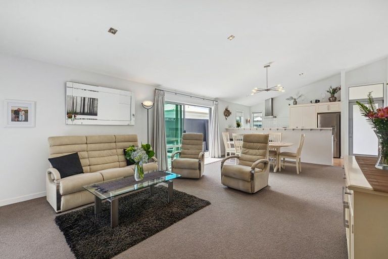 Photo of property in 15 Lennon Way, Papamoa Beach, Papamoa, 3118