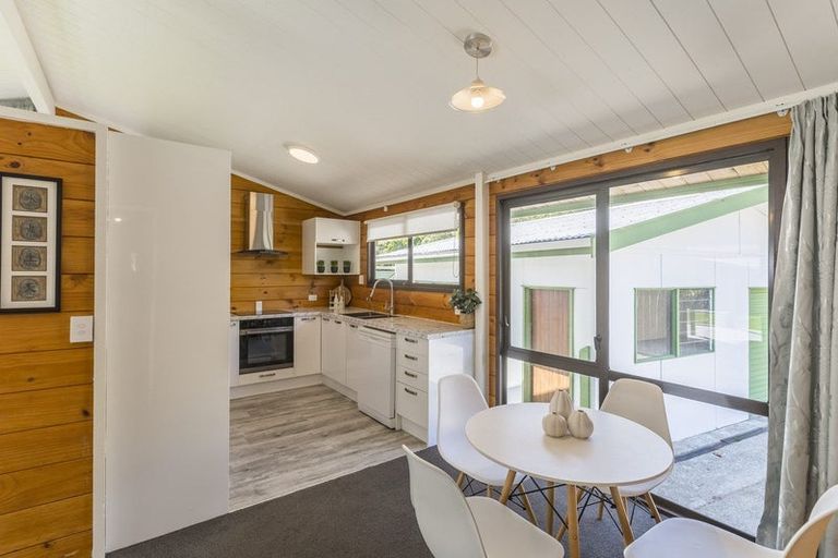 Photo of property in 30 Hookway Grove, Paraparaumu, 5032