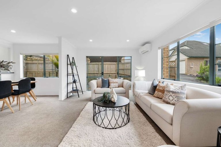 Photo of property in 2/202 Botany Road, Botany Downs, Auckland, 2010