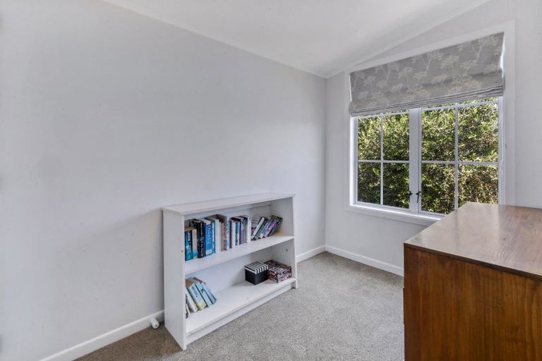 Photo of property in 4 Liston Crescent, Cockle Bay, Auckland, 2014