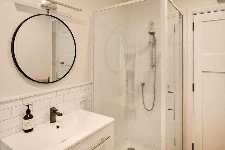 Photo of property in 9 Mana View Road, Paremata, Porirua, 5026