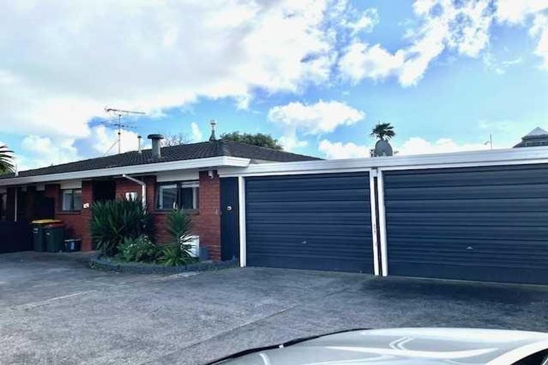 Photo of property in 2/10 Tulloch Place, Conifer Grove, Takanini, 2112