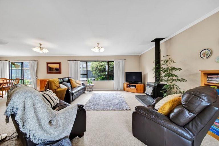 Photo of property in 19 John Guthrie Place, Merrilands, New Plymouth, 4312