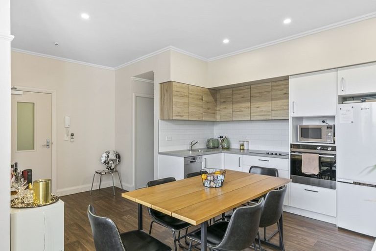 Photo of property in Fountain Court, 2/48d Oriental Parade, Oriental Bay, Wellington, 6011