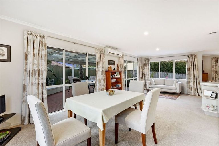 Photo of property in 13 Bridgehead Cove, West Harbour, Auckland, 0618