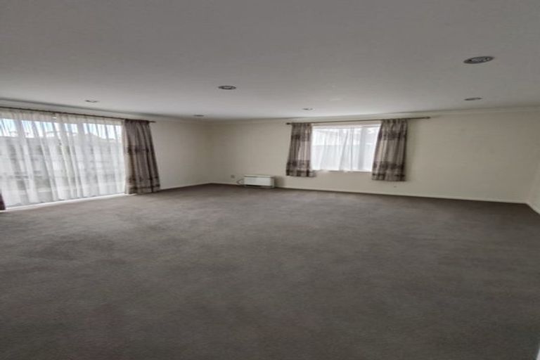 Photo of property in 8 The Rosebowl, Sunnyhills, Auckland, 2010