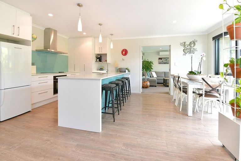 Photo of property in 6 Fendalton Place, Hatfields Beach, Orewa, 0931