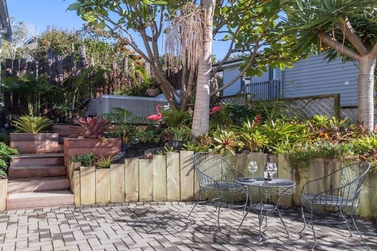 Photo of property in 8 Page Point, Mellons Bay, Auckland, 2014