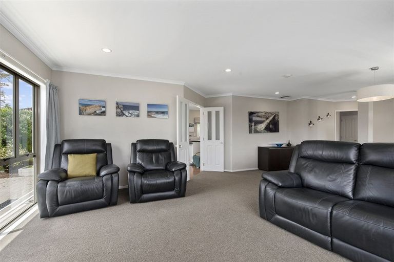 Photo of property in 10 Westminster Gardens, Unsworth Heights, Auckland, 0632