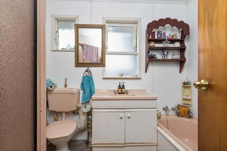 Photo of property in 10 Kaumatua Place, Te Atatu Peninsula, Auckland, 0610