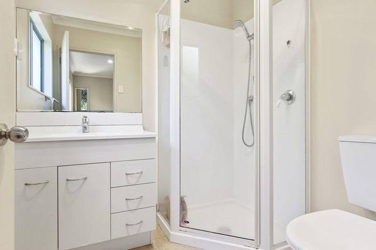 Photo of property in 4194b Great North Road, Glendene, Auckland, 0602