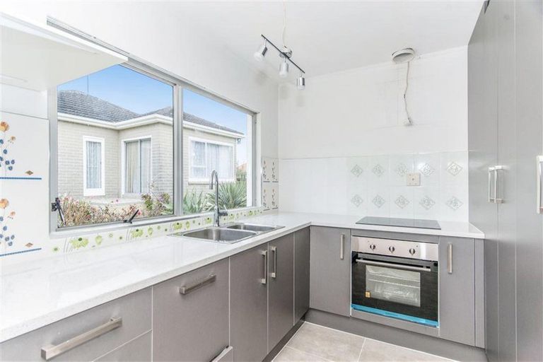 Photo of property in 1/3 Exmouth Road, Northcote, Auckland, 0627