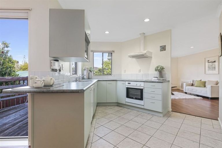 Photo of property in 6a Fayette Place, Te Atatu South, Auckland, 0610