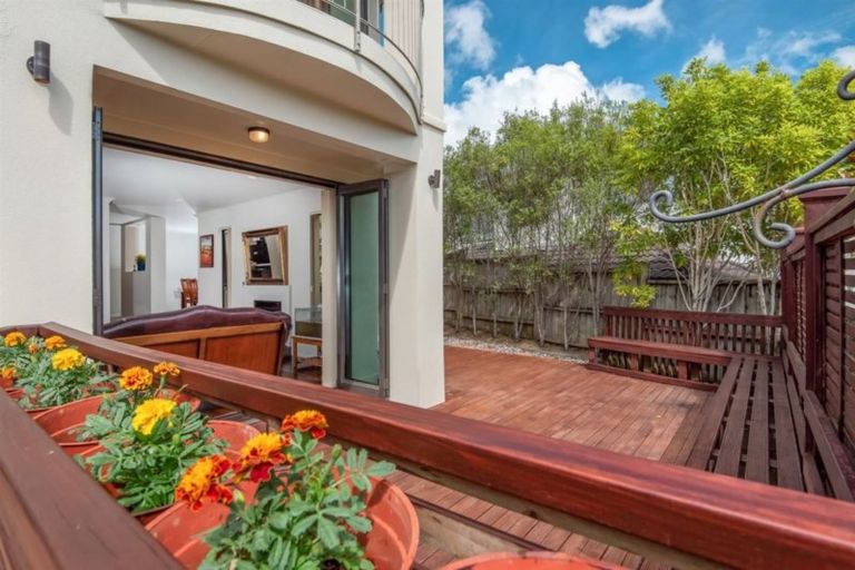 Photo of property in 52 Scarlet Oak Drive, Schnapper Rock, Auckland, 0632