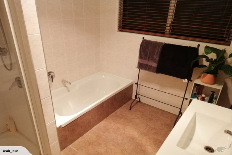 Photo of property in 1 Kayle Glen, West Harbour, Auckland, 0618