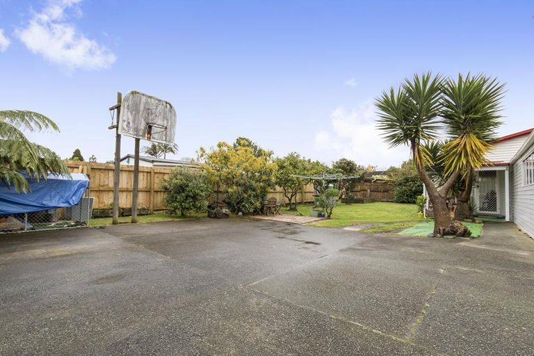 Photo of property in 10 Kaumatua Place, Te Atatu Peninsula, Auckland, 0610