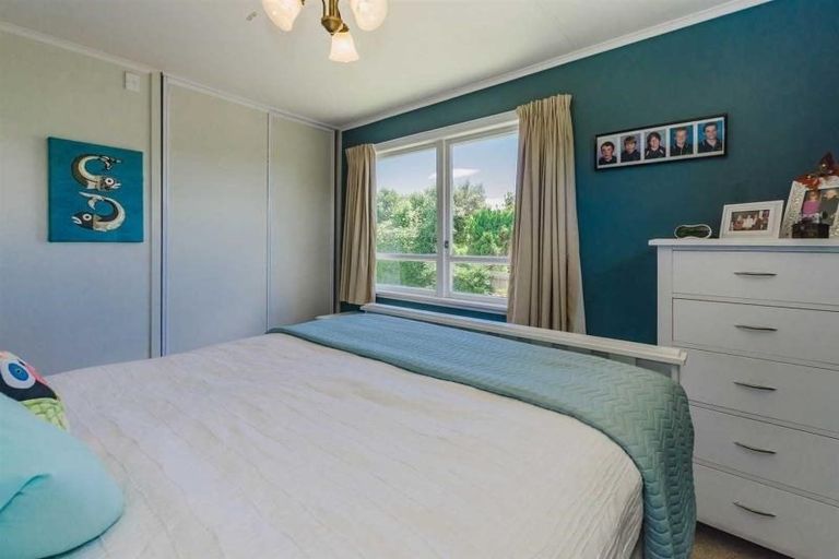 Photo of property in 37 Mazengarb Road, Paraparaumu Beach, Paraparaumu, 5032