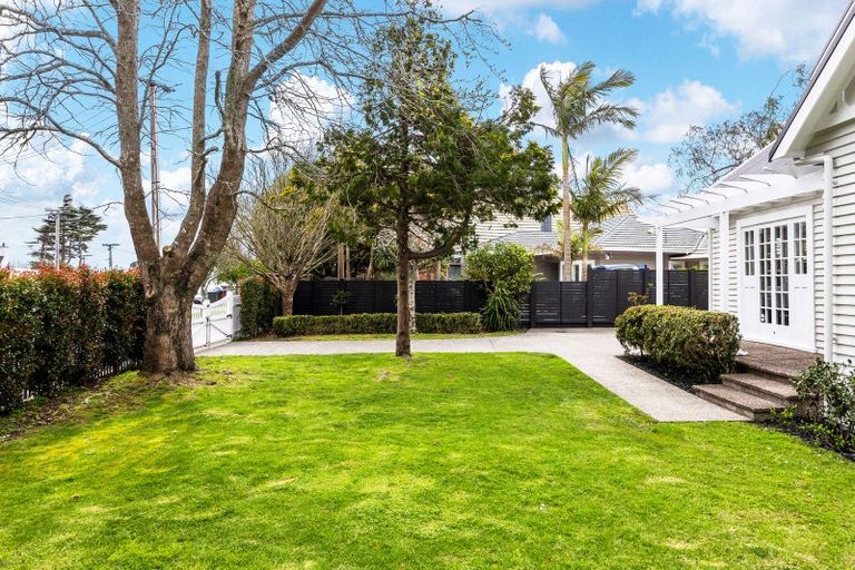 Photo of property in 106 St Heliers Road, Saint Heliers, Auckland, 1071