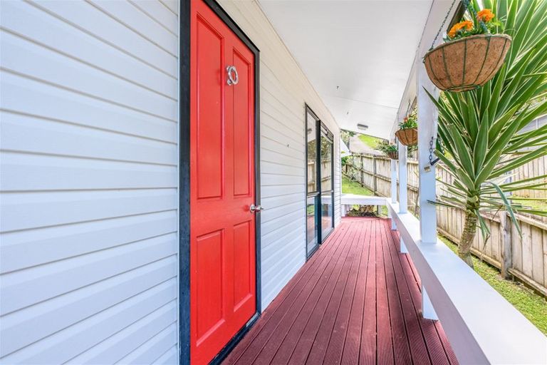 Photo of property in 1/8 Heatherleigh Rise, Northcross, Auckland, 0632