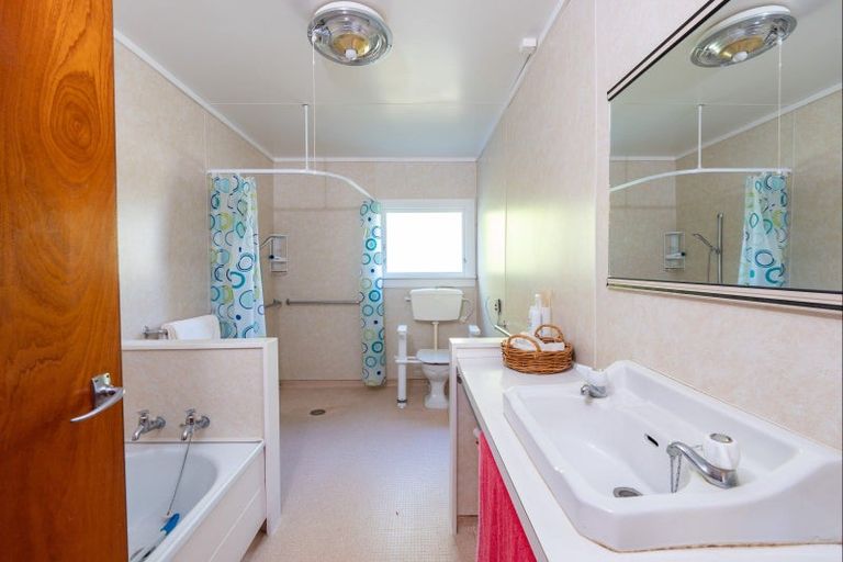 Photo of property in 4 Winston Street, Acacia Bay, Taupo, 3330