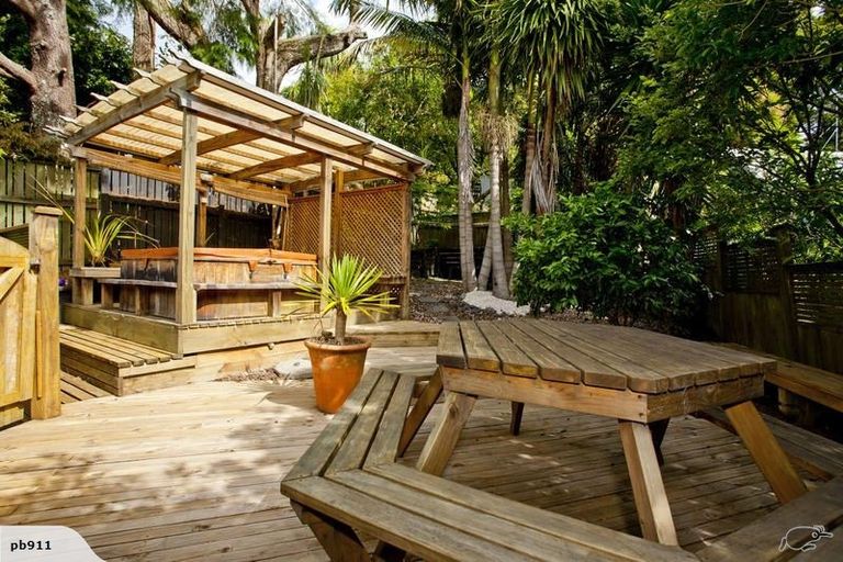 Photo of property in 20 Trelawny Place, Hillcrest, Auckland, 0627