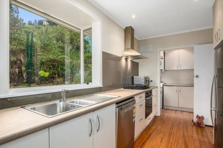 Photo of property in 3 Mckelvey Place, Tawa, Wellington, 5028