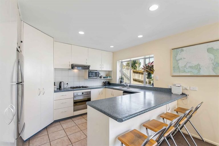 Photo of property in 18 Tyrico Close, Unsworth Heights, Auckland, 0632