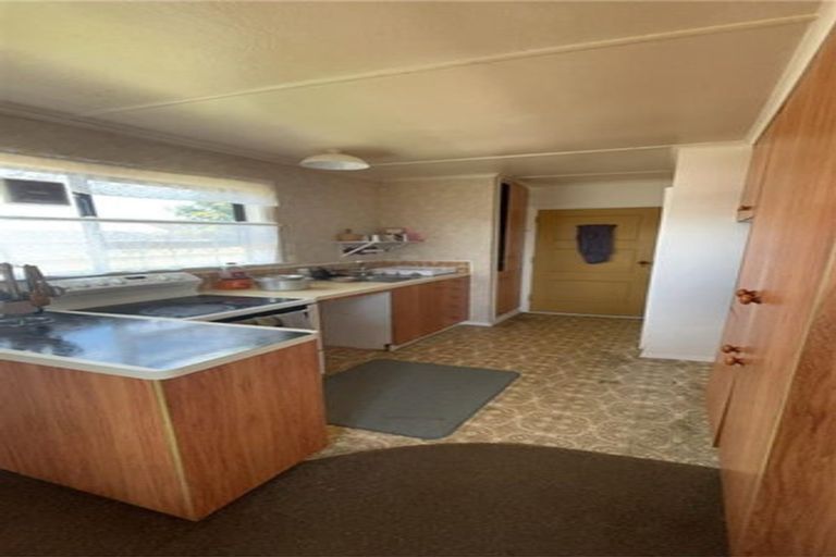 Photo of property in 1 Robbins Crescent, Hawera, 4610