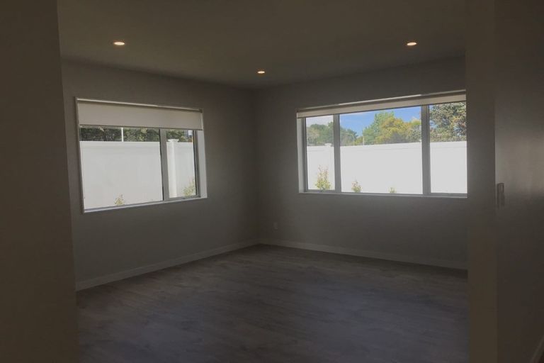 Photo of property in 1a Harrowglen Drive, Northcross, Auckland, 0632