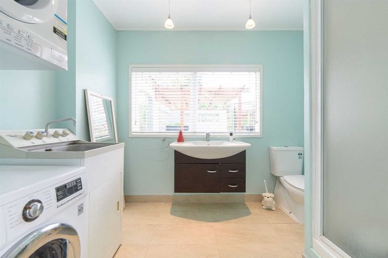 Photo of property in 6 Ravenwood Drive, Forrest Hill, Auckland, 0620