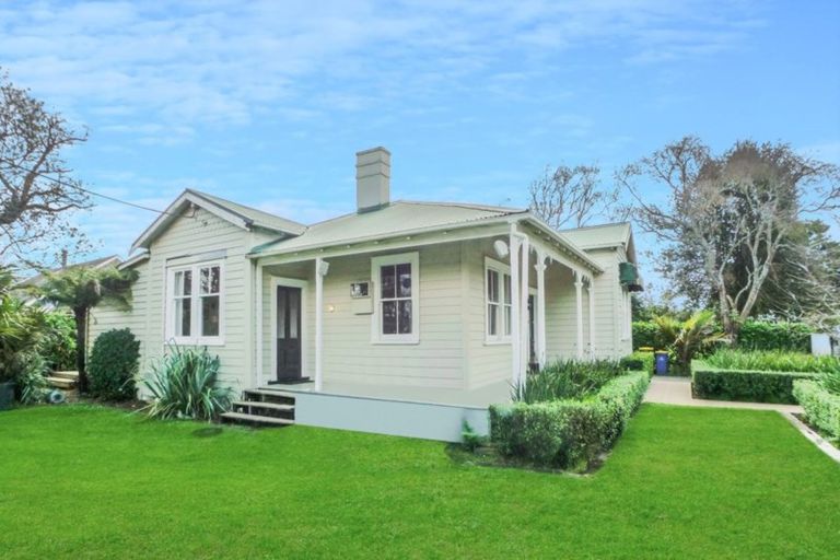 Photo of property in 24 Graham Avenue, Te Atatu Peninsula, Auckland, 0610
