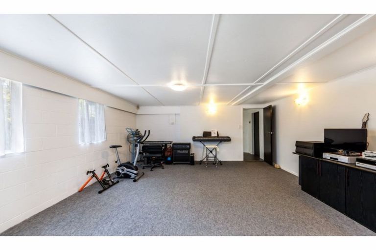 Photo of property in 72 La Rosa Street, Green Bay, Auckland, 0604