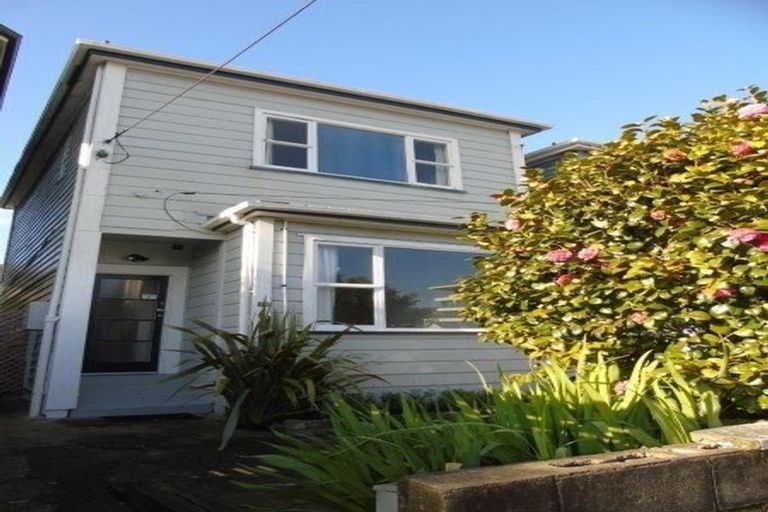 Photo of property in 12 Edge Hill, Mount Victoria, Wellington, 6011