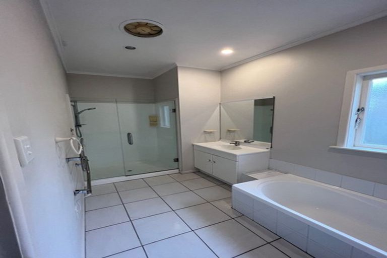 Photo of property in 2/160 East Coast Road, Forrest Hill, Auckland, 0620