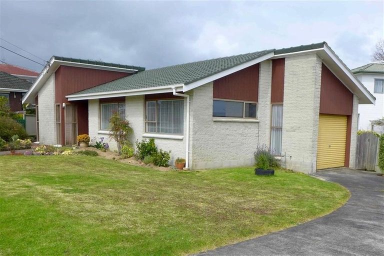 Photo of property in 121 Chivalry Road, Glenfield, Auckland, 0629