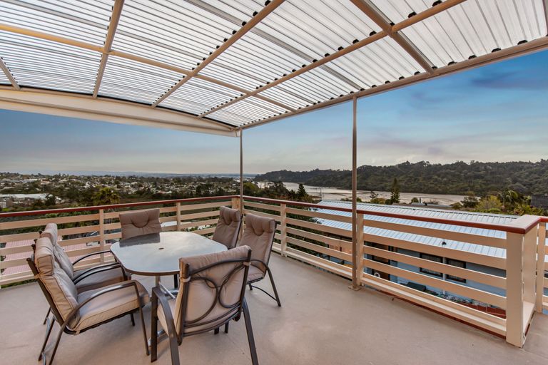 Photo of property in 70 Pemberton Avenue, Bayview, Auckland, 0629