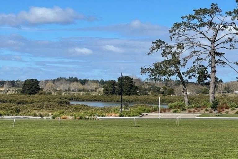 Photo of property in 4 Pineview Drive, Rosehill, Papakura, 2113