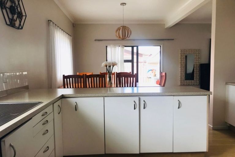 Photo of property in 12 Walmer Road, Point Chevalier, Auckland, 1022
