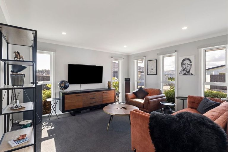 Photo of property in 111 Johnstone Drive, Fitzherbert, Palmerston North, 4410