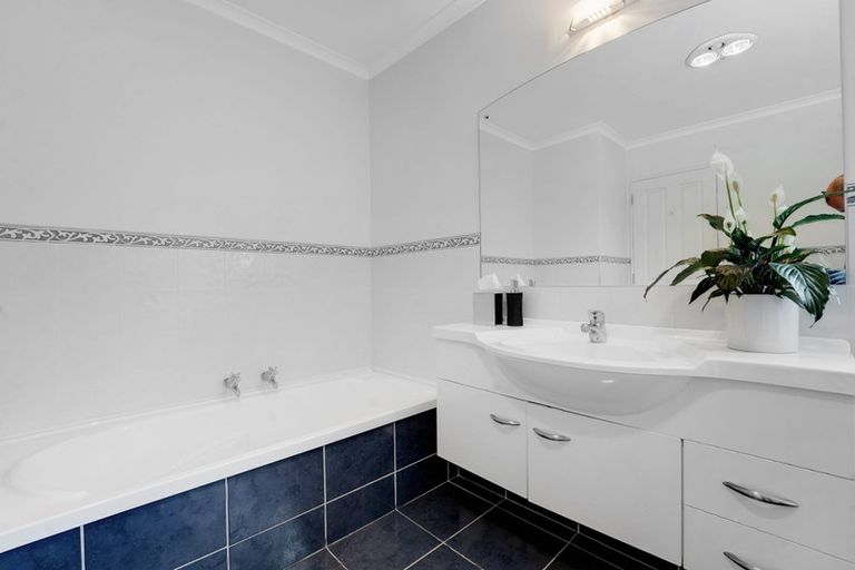 Photo of property in 41 Bronzewing Terrace, Unsworth Heights, Auckland, 0632