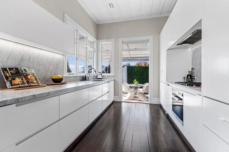 Photo of property in 2/70 Princes Street, Northcote Point, Auckland, 0627