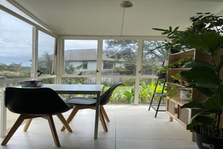 Photo of property in 12 Mandeville Place, Unsworth Heights, Auckland, 0632