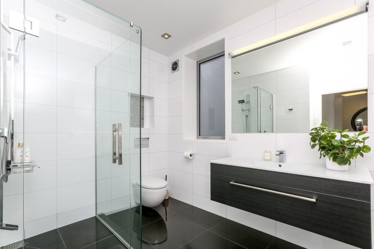 Photo of property in 118 Pendarves Street, New Plymouth, 4312