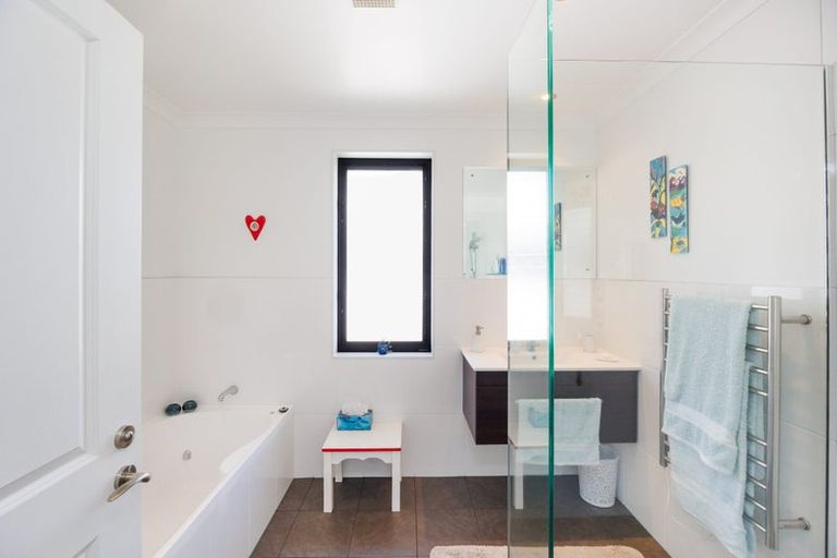 Photo of property in 27 Ruapehu Drive, Fitzherbert, Palmerston North, 4410