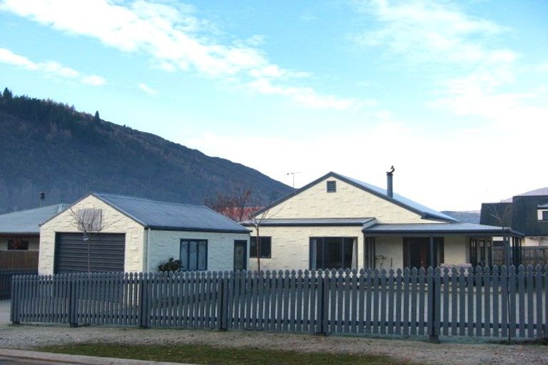 Photo of property in 6 Daveys Place, Arrowtown, 9302