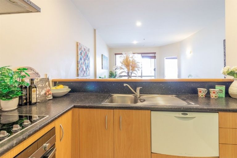 Photo of property in Stadium Garden Flats, 305/107 Thorndon Quay, Pipitea, Wellington, 6011